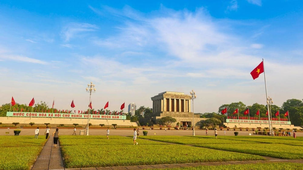 Lăng Chủ tịch Hồ Ch&iacute; Minh v&agrave; Quảng trường Ba Đ&igrave;nh (Nguồn: Cổng th&ocirc;ng tin Đ&agrave;i tiếng n&oacute;i Việt Nam)